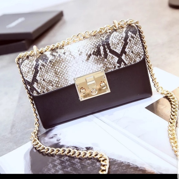 Black Ombre cross body bag in snake print🆕️ - Picture 3 of 8